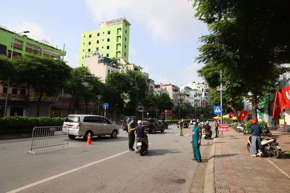 Ngoài ra, còn có 9 chốt trực của UBND quận, huyện đặt tại vị trí có mật độ giao thông trung bình (9 cán bộ/ca/chốt) và 9 chốt trực của UBND xã, phường, thị trấn đặt tại vị trí có mật độ giao thông thấp (4 cán bộ/ca/chốt).