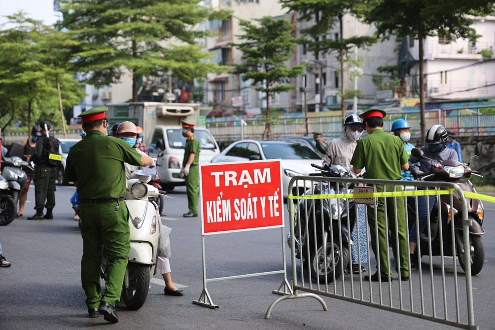 &nbsp;Lực lượng chủ trì tại các chốt là Công an TP Hà Nội, ngoài ra còn có các đơn vị phối hợp như Sở Giao thông vận tải, Bộ Tư lệnh Thủ đô, Sở Y tế...