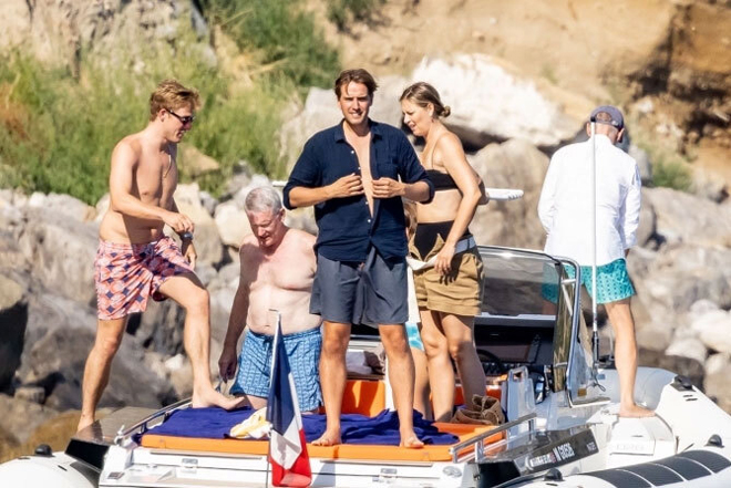 Sharapova (bikini đen) lênh đênh cùng chồng sắp cưới (áo sơ mi đen) và bạn bè trên biển Italia
