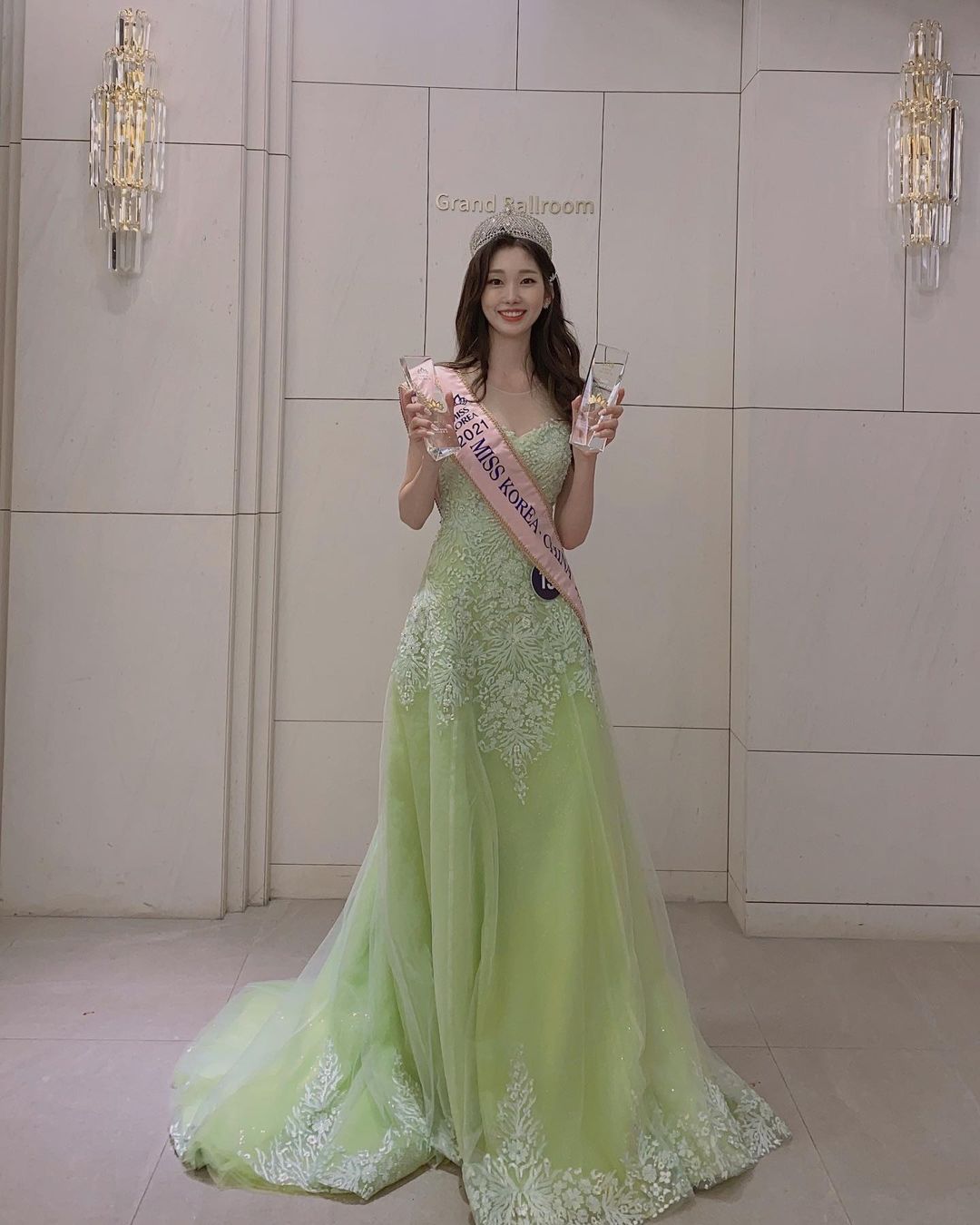 MC Hàn Quốc gây xôn xao vì chiếc áo không phù hợp - 7