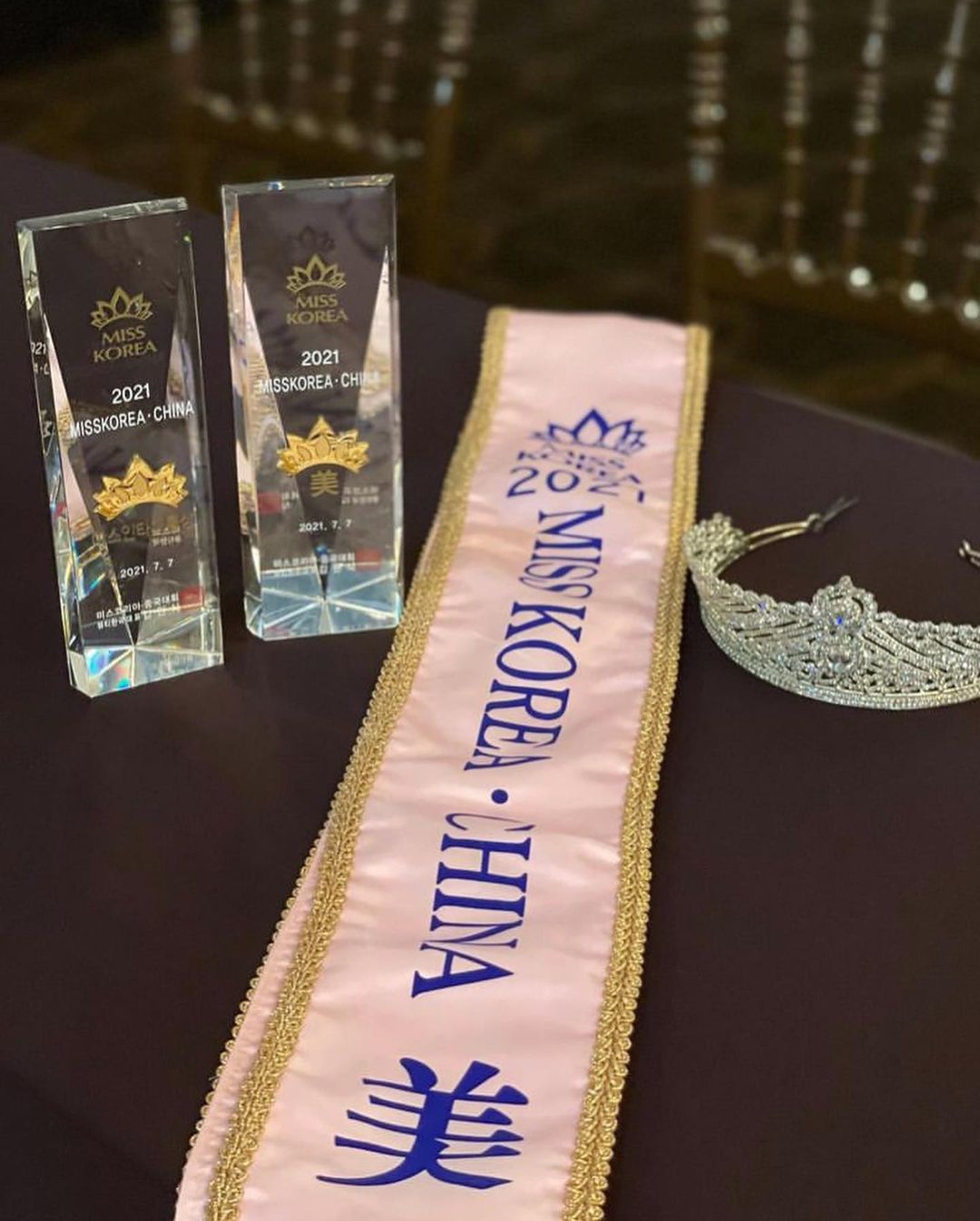 MC xứ Hàn gây xôn xao vì chiếc áo không phù hợp - 8