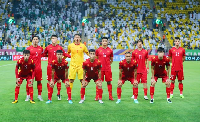 Thủ thành Bùi Tấn Trường (áo vàng) vẫn có trận đấu khá tốt dù để ĐT Việt Nam thua ngược ĐT Saudi Arabia