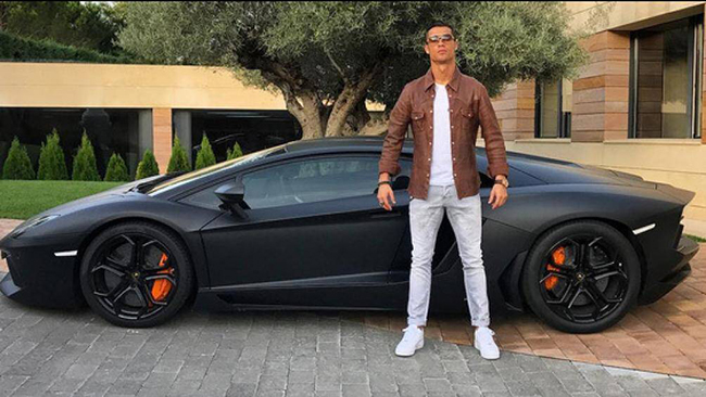 9. Lamborghini Aventador (365.000 USD)
