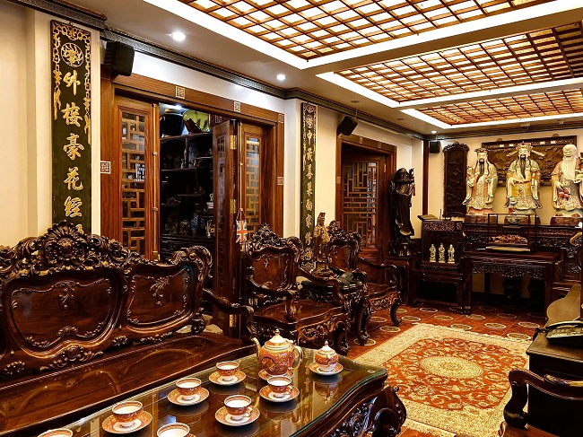 Căn nhà phố ở Hà Nội từng gây sốt cộng đồng mạng với nội thất gỗ bao phủ. Những món đồ được sưu tầm từ nhiều quốc gia mang dấu ấn cá nhân đặc trưng của gia chủ. (Ảnh: Sung Lee Nguyen)
