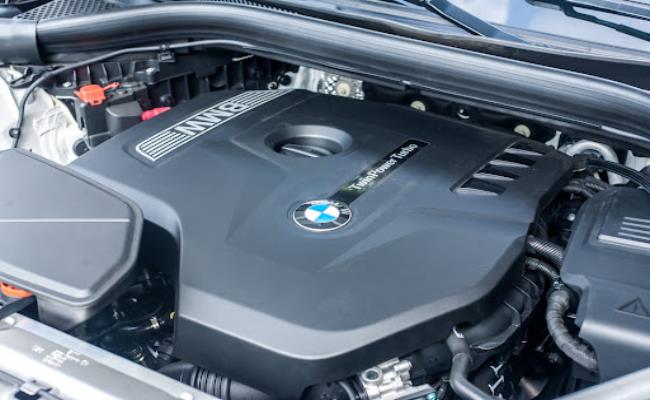 Ở khoang cabin, BMW X4 có trang bị ghế da cao cấp, ghế lái chỉnh điện nhớ vị trí, vô-lăng bọc da mới. 
