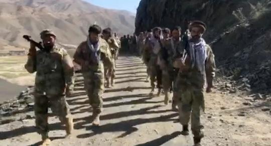 Các tay súng của Mặt trận Kháng chiến Quốc gia Afghanistan (NRFA) tại thung lũng Panjshir. Ảnh: Reuters