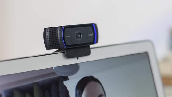 Kiểm tra lại cáp kết nối của webcam nếu thiết bị không hoạt động. Ảnh: Kalzen
