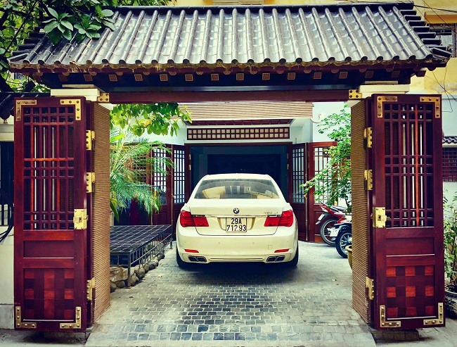 Phía sân trước cửa chính của căn nhà, tường rào kết hợp với cổng gỗ, hồ cá Koi và cây tùng tạo ra không gian như một nước Nhật thu nhỏ. (Ảnh: Sung Lee Nguyen)

