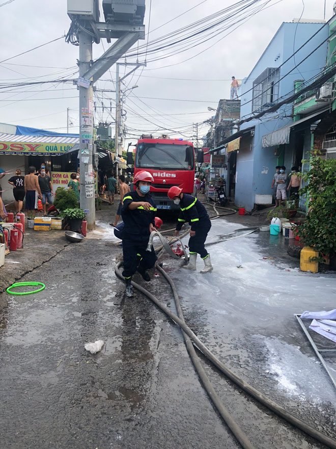 Cảnh sát triển khai dập lửa, cứu người