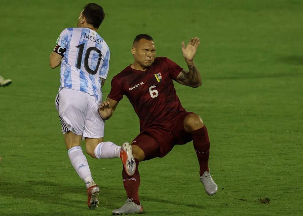 Messi gây lo ngại sau tình huống bị cầu thủ Venezuela phạm lỗi thô bạo