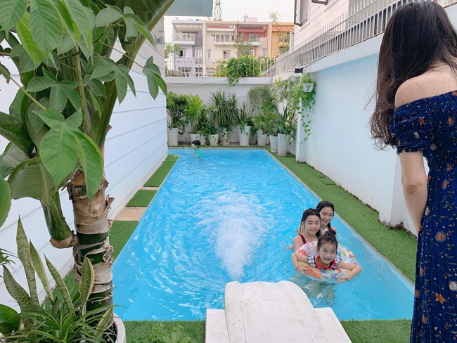 Có một bể bơi ngay trong biệt thự, đây cũng là chỗ thư giãn của gia đình.
