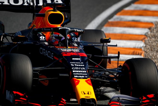 Verstappen xuất sắc đoạt pole khi nhanh hơn Hamilton 0,038 giây.