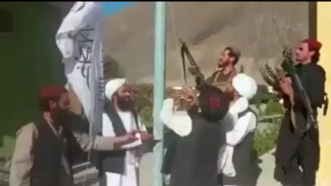 Các thành viên Taliban giăng cờ tại nơi được cho là thủ phủ của tỉnh Panjshir. Ảnh: India Today