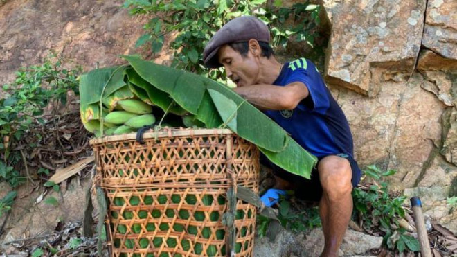 Ông Hồ Văn Lang cùng bố đã sinh sống giữa rừng hơn 40 năm