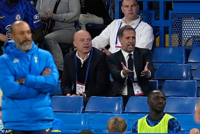 Fabio Paratici&nbsp;và Steve Hitchen ngồi trong khu kỹ thuật của Tottenham