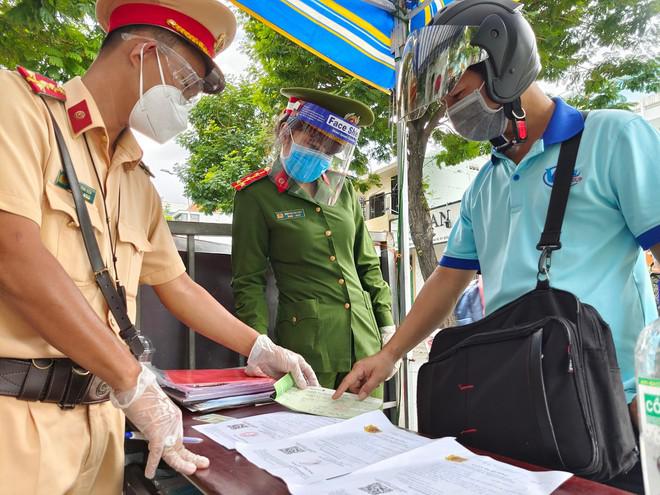 Hà Nội siết chặt kiểm tra giấy đi đường ở phân vùng 1