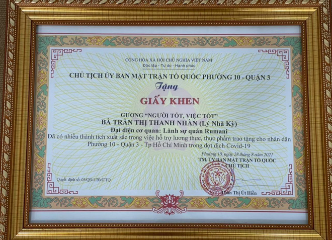 Ủy ban Mặt trận Tổ quốc phường 10, quận 3, TP. HCM tặng giấy khen cho Lý Nhã Kỳ vì những hoạt động thiện nguyện