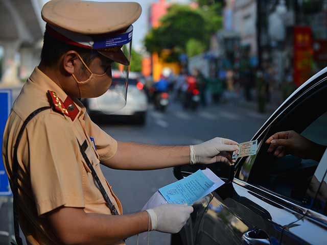 Lực lượng chức năng kiểm tra giấy đi đường của người dân