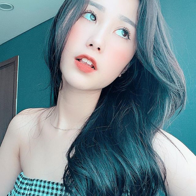 Điều khiến Tiểu Hý trở nên đặc biệt và nổi tiếng hơn những hot girl TikTok khác là nụ cười răng khểnh duyên dáng và cách nhảy múa rất tự nhiên.&nbsp;
