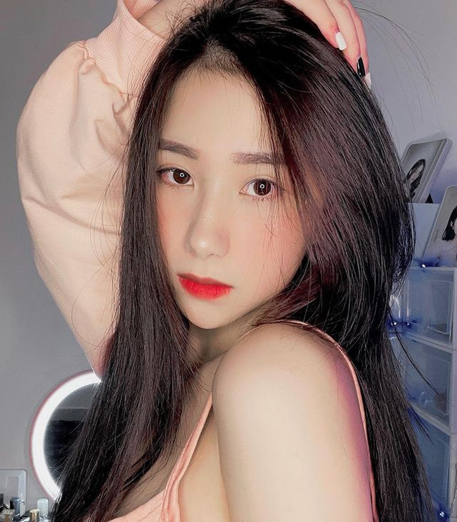 Hot girl TikTok sở hữu gương mặt sắc sảo, nụ cười tỏa nắng.&nbsp;
