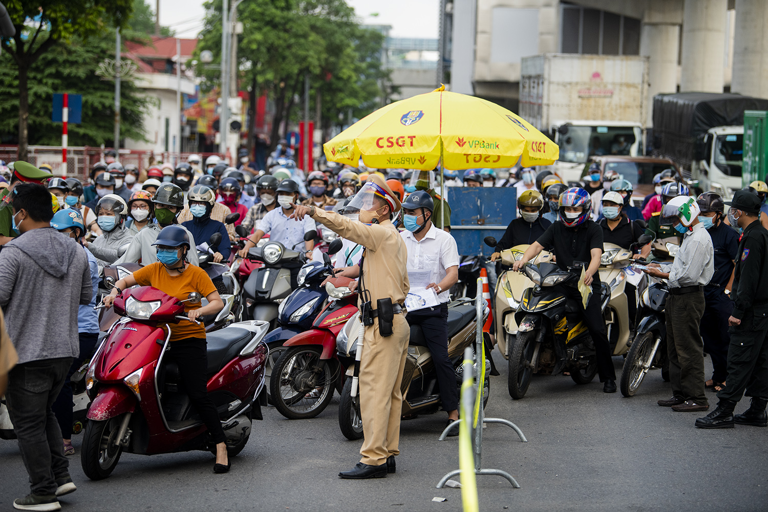 Theo nghi nhận của phóng viên, sáng nay lượng người di chuyển qua điểm chốt kiểm dịch COVID-19 trên đường Cầu Diễn (quận Bắc Từ Liêm, Hà Nội) khá đông đúc.