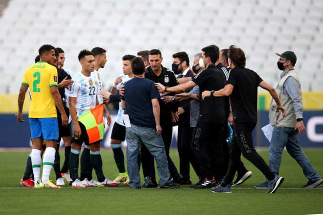 Quan chức Y tế Brazil xông vào sân trong lúc trận Brazil - Argentina đang diễn ra