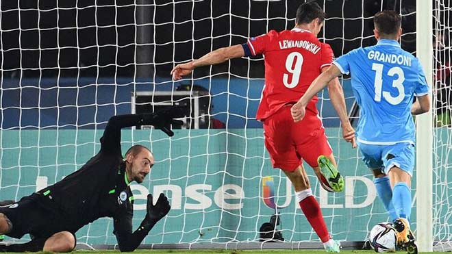 Lewandowski ghi 2 bàn trong trận thắng đậm San Marino 7-1 của Ba Lan