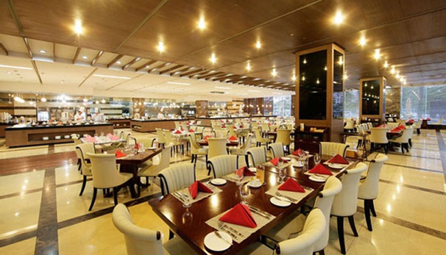 Khách sạn có nhà hàng buffet LeJardin, ngoài ra còn có nhà hàng Hàn Quốc, Nhật Bản và nhà hàng phục vụ các món ăn Việt Nam và Trung Quốc.
