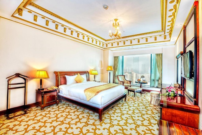 Trong khách sạn có các hạng phòng là Deluxe, Palour Suite, Executive Suite, Plaza Suite, Chamvit Suite, Presidental Suite  và phòng cao cấp nhất là Royal Suite diện tích lên đến 410m2.
