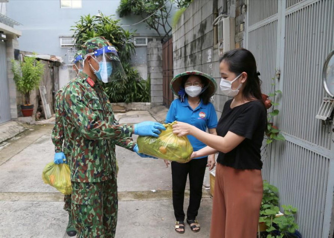 Bộ đội "đi chợ hộ" mua hàng giúp dân