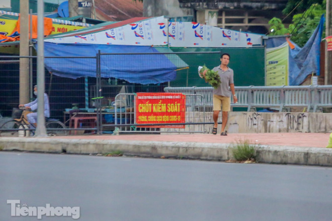 Nhiều người ngang nhiên đi lại qua cầu, tiếp xúc mà không đeo khẩu trang.