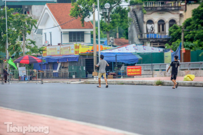 "Một phần không đi được, một phần ngại đi đường xa nên nhiều người chọn cách vượt rào để trao đổi mua bán", anh Giang (phường Cổ Nhuế 2, quận Bắc Từ Liêm) chia sẻ.