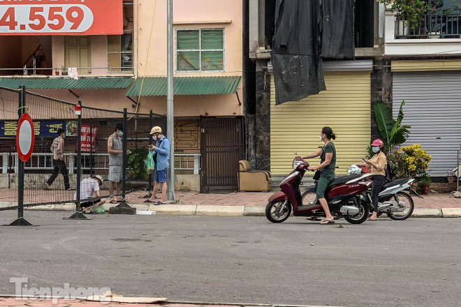 Cảnh mua bán tấp nập ngay tại rào chốt cứng.