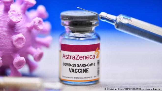 Chuyên gia ở Anh đã phát hiện ra nghiên cứu mới cho thấy vaccine AstraZeneca có thể hoạt động như phương pháp điều trị ung thư. Ảnh: DW
