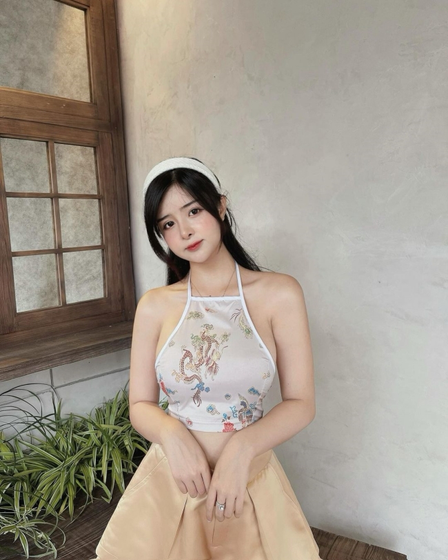 Đỗ Khánh An (biệt danh: Ann Dâu) là hot girl Sài thành có tiếng được ngợi khen với vẻ đẹp như búp bê.
