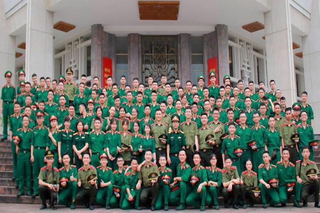 Thượng sĩ Trần Mạnh Hùng (sinh năm 1998, quê tại Diễn Châu, Nghệ An) hiện là học viên lớp DH50A, chuyên ngành Bác sĩ đa khoa, Học viện Quân Y.