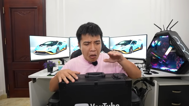 Nguyễn Thành Nam "đập hộp" vali chứa nút Kim cương được YouTube gửi về Việt Nam