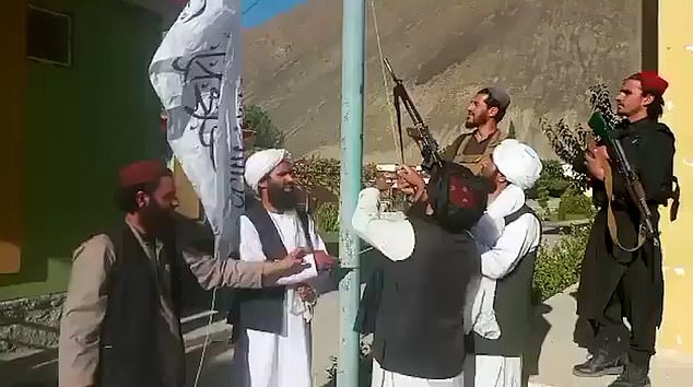 Taliban kéo cờ ở Bazarak, thủ phủ của tỉnh Panjshir.