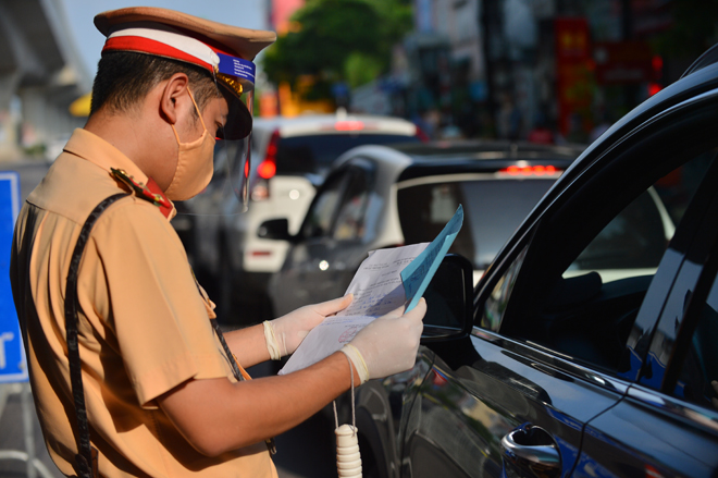 Lực lượng kiểm tra giấy đi đường của người dân.