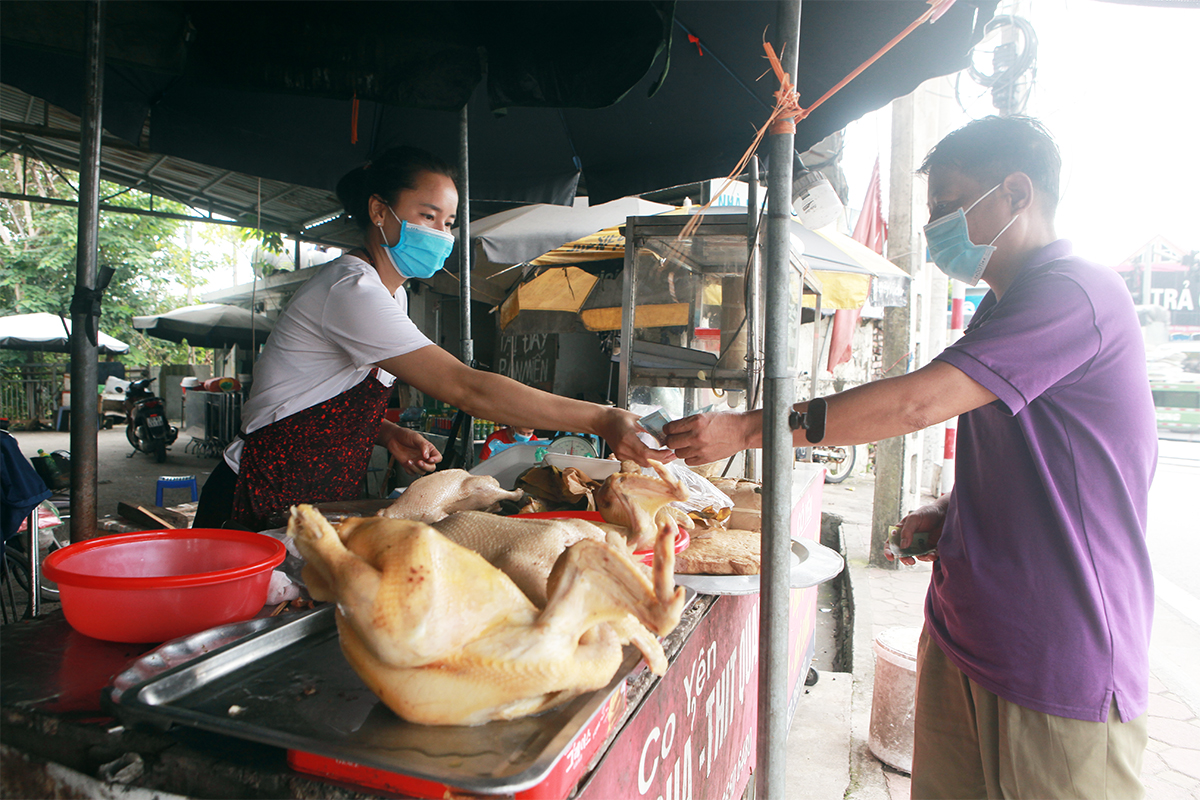 "Ở nhà hơn 1 tháng qua không kinh doanh buôn bán được, tôi buồn lắm. Sáng nay biết tin, tôi vội chuẩn bị đồ để bán. Được bán trở lại, chúng tôi rất phấn khởi. Ngày hôm qua chưa đông khách vì nhiều người chưa biết, nay rất đông người đến mua", chị Huyền Trang chia sẻ.