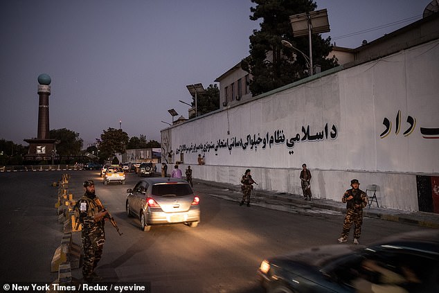 Các tay súng Taliban canh gác bên ngoài cổng sau của Đại sứ quán Mỹ.