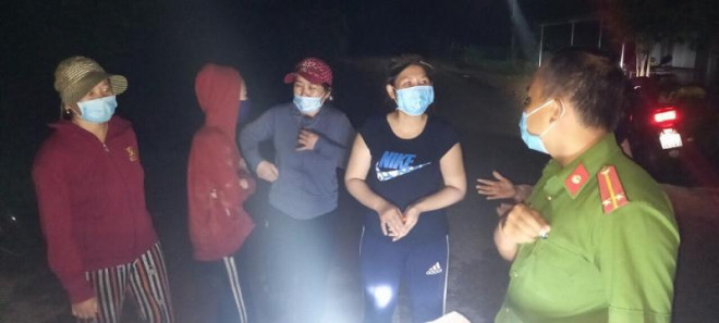 Nhóm người bị lạc trong rừng được Công an xã Xuân Lộc tìm thấy