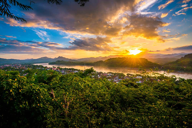 Núi Phousi nằm ở thị trấn Luang Prabang. Mặc dù việc leo lên đỉnh núi đầy thử thách, nhưng nó thật sự rất xứng đáng vì mang đến cho du khách tầm nhìn tuyệt vời để thưởng ngoạn quang cảnh toàn thành phố, với những ngôi đền và nhiều kỳ quan kiến ​​trúc khác.
