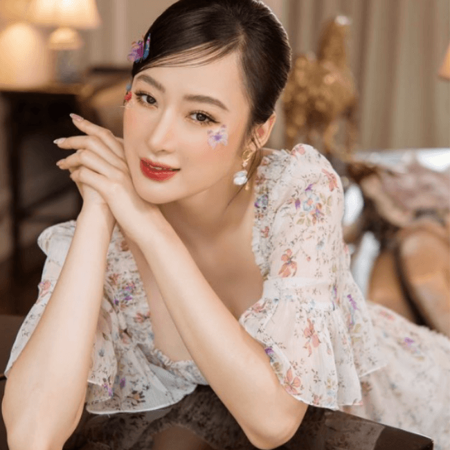 Angela Phương Trinh

Angela Phương Trinh vốn là một sao nhí từng rất được săn đón. Tuy nhiên, cộng đồng mạng&nbsp;không khỏi bất ngờ khi biết người đẹp&nbsp;nghỉ học từ năm lớp 9 với bảng điểm dang dở. Nhiều người cho rằng, Angela Phương Trinh vì lấn sân vào showbiz quá sớm nên lơ là chuyện học hành. Giải thích có sự việc này, người đẹp&nbsp;nói cô theo học hệ bổ túc và không tham gia kỳ thi như những học sinh hệ phổ thông trung học.
