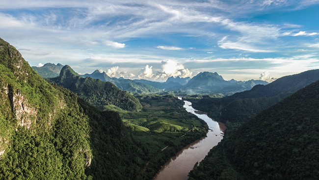 Nong Khiaw: Nếu bạn muốn trải nghiệm, khám phá một khu rừng nhiệt đới tươi tốt, dòng sông uốn lượn, những ngọn núi và vẻ đẹp cổ kính mà bạn không thể thấy ở bất cứ đâu, thì đây là ngôi làng dành cho bạn. 
