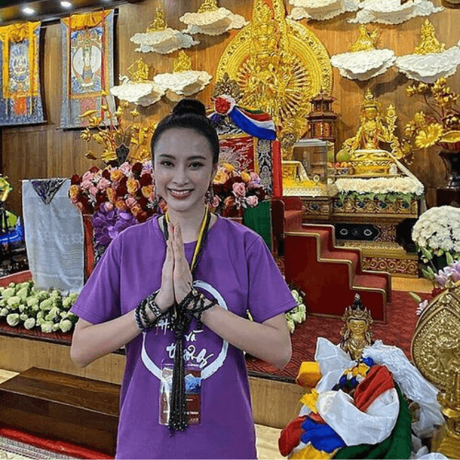 Đến năm 2015, người đẹp chia sẻ cô quyết định rời xa thị phi showbiz, tìm về cõi Phật khi mới vừa tròn tuổi 20. Tìm về nơi cửa Phật, Angela Phương Trinh thường xuyên tham gia các chương trình thiện nguyện. Cô quyết định ăn chay trường và cuộc sống tu thiền mỗi ngày.
