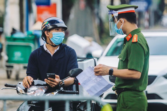 Hà Nội và những lần &#39;bẻ lái&#39; về giấy đi đường - 6