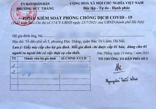 Thời điểm thực hiện giãn cách đợt 1, nhiều địa phương tự thiết kế mẫu, cấp giấy ra đường cho người dân