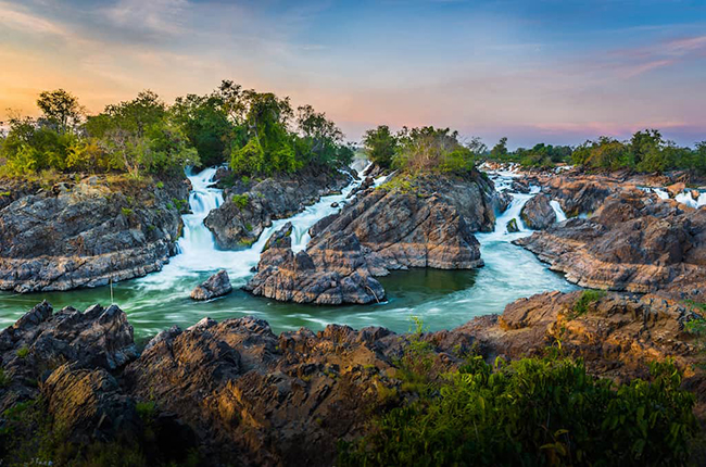 Si Phan Don là một quần đảo tuyệt đẹp ven sông Mekong, với 4.000 hòn đảo nhỏ. Nằm ở địa hình nhiều nước nên Si Phan Don&nbsp;có cảnh quan tuyệt vời. Du khách có thể&nbsp;đi khám phá trên thuyền kayak khi đến vùng đất dường như bị tách rời khỏi nền văn minh này.&nbsp;
