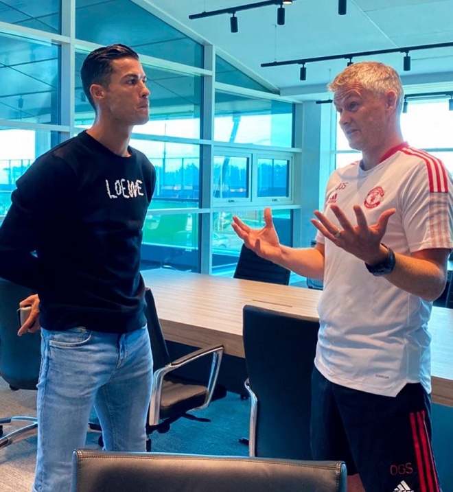 Ronaldo trò chuyện với HLV Solskjaer, đồng đội cũ và cũng sẽ&nbsp;là thầy mới của anh